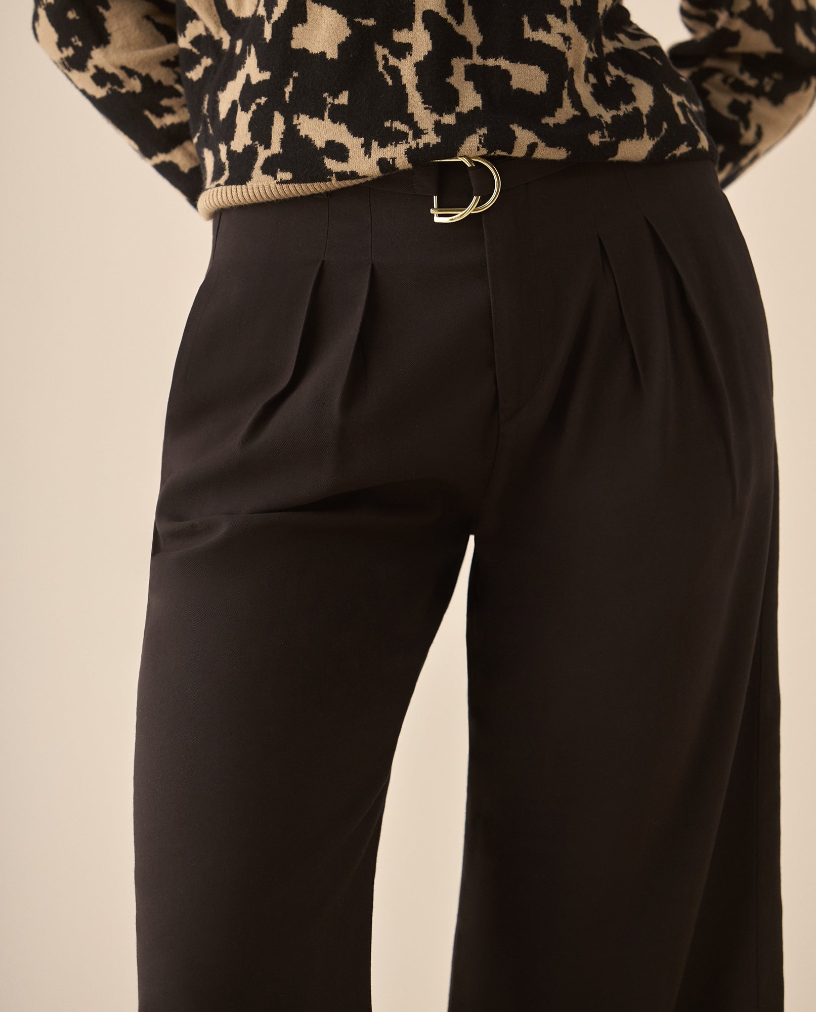 Pantalón bota recta con cortes decorativos para mujer - Negro 34_633G041_NEG190303_4