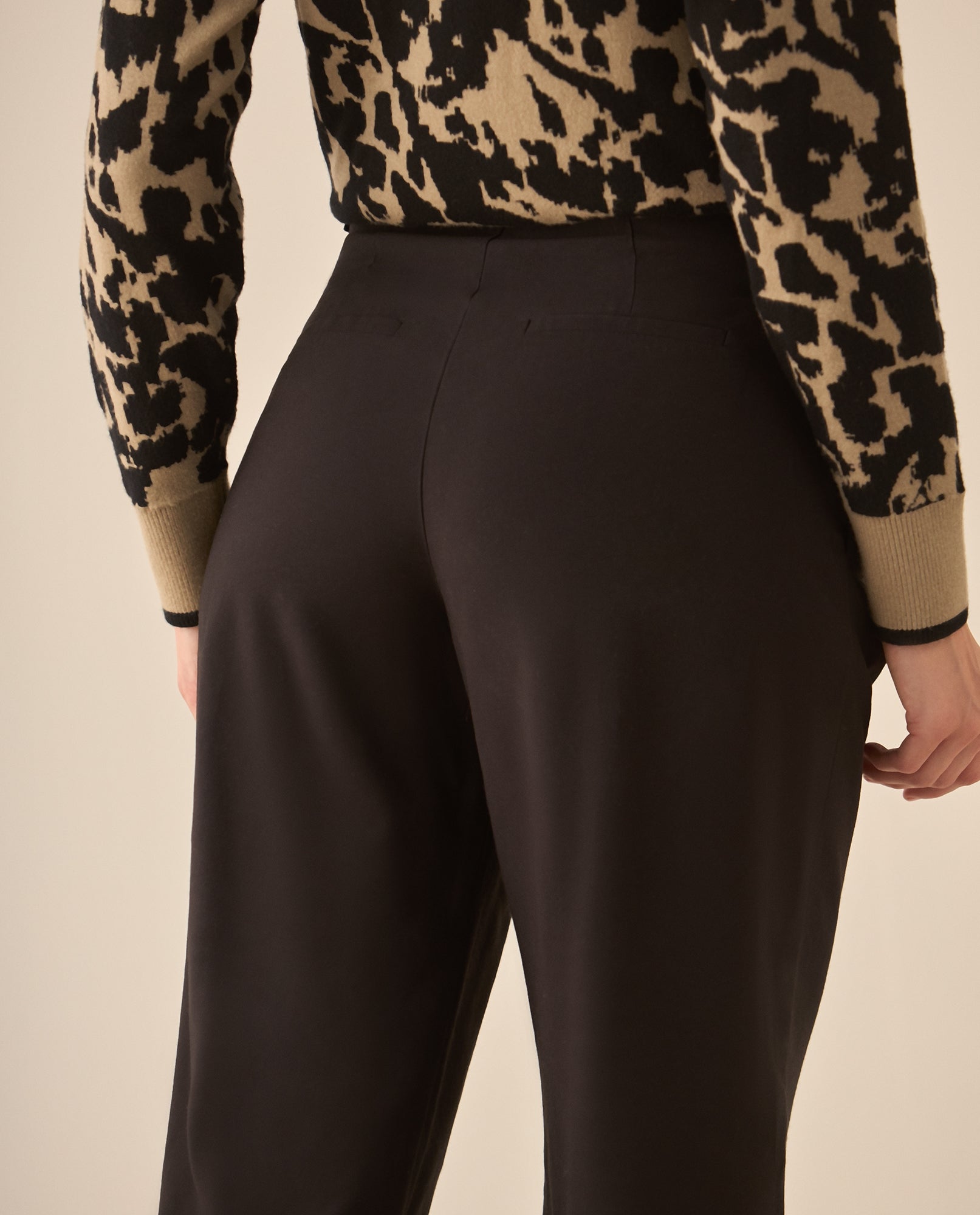 Pantalón bota recta con cortes decorativos para mujer - Negro 34_633G041_NEG190303_6