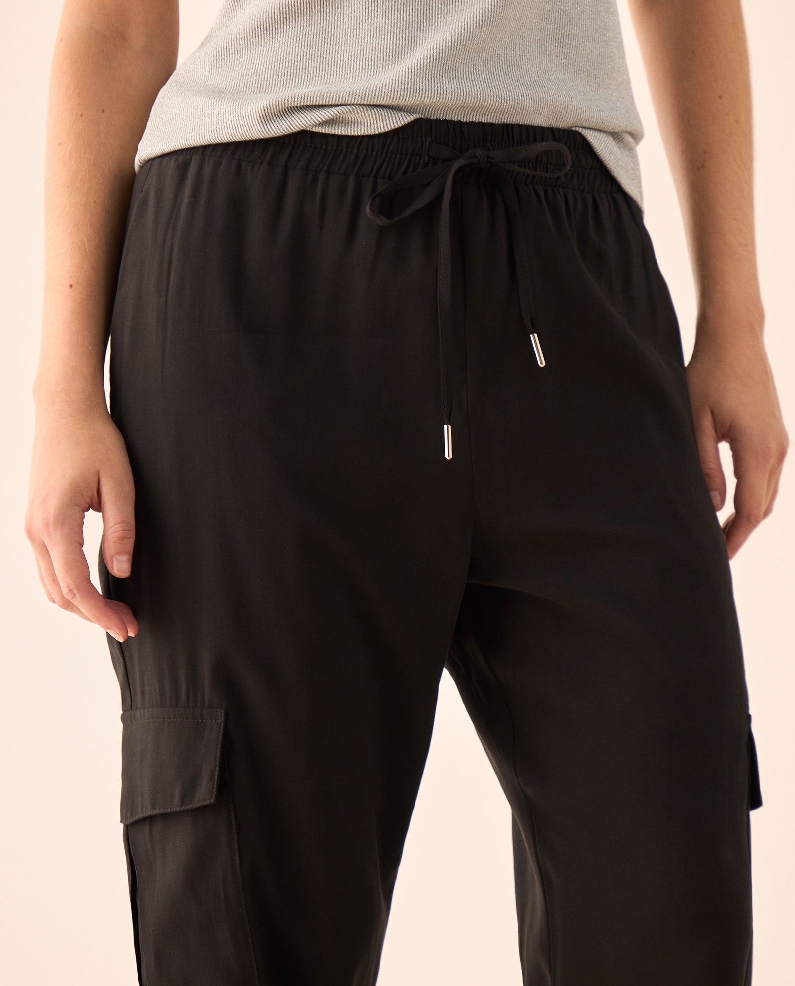 Pantalón Cargo con Cintura Elástica - Negro 34_639G008_NEG190303_4