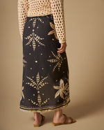 Falda midi anudada con detalle envolvente - Azul