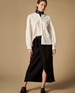 Falda anudada de largo medio con detalle de amarre lateral - Negro