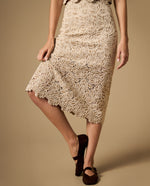 Falda midi con textura floral y detalle en borde - Beige