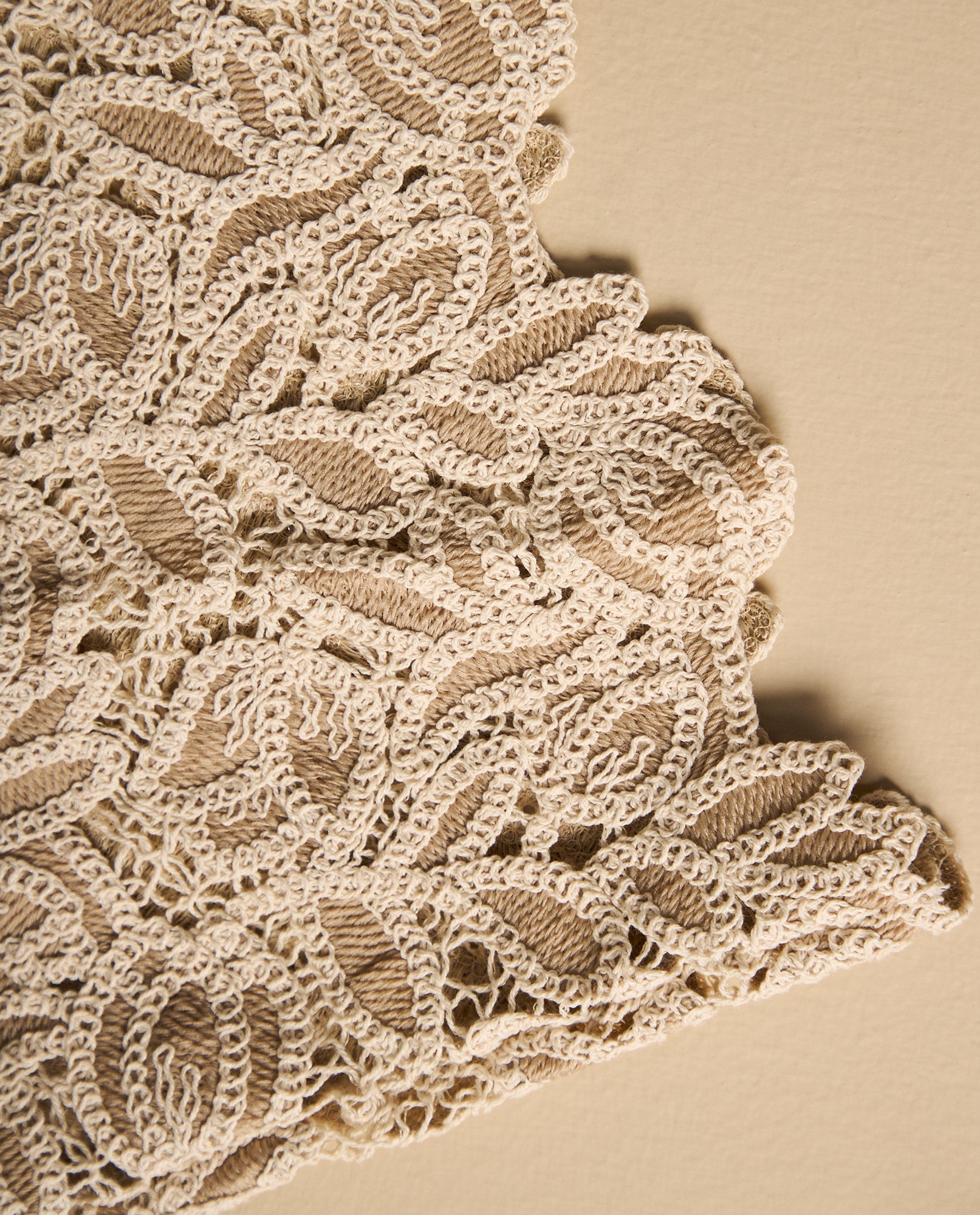 Falda midi con textura floral y detalle en borde - Beige 34_642H205_BEI130607_6
