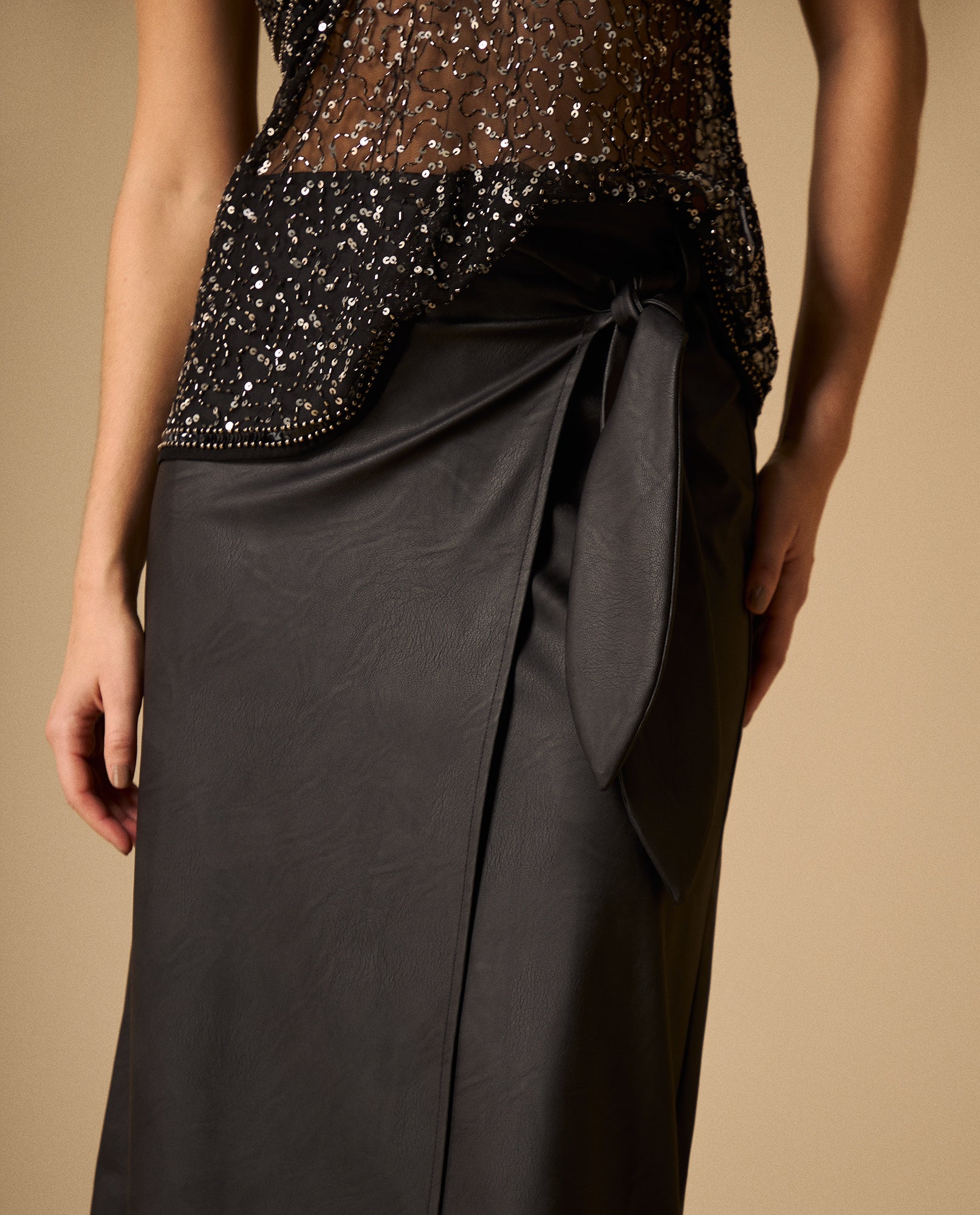 Falda Wrap Negra con Cintura Elástica - Negro 34_649G007_NEG190303_4