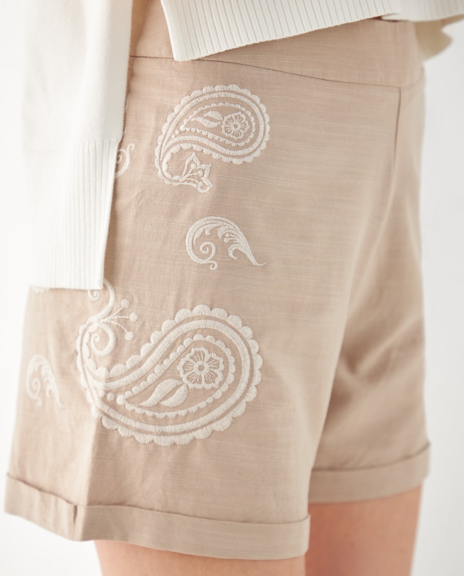 Bermuda con bordado de arabescos para mujer - Beige