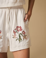 Short bordado con detalle en ruedo y cintura ajustable - Crudo