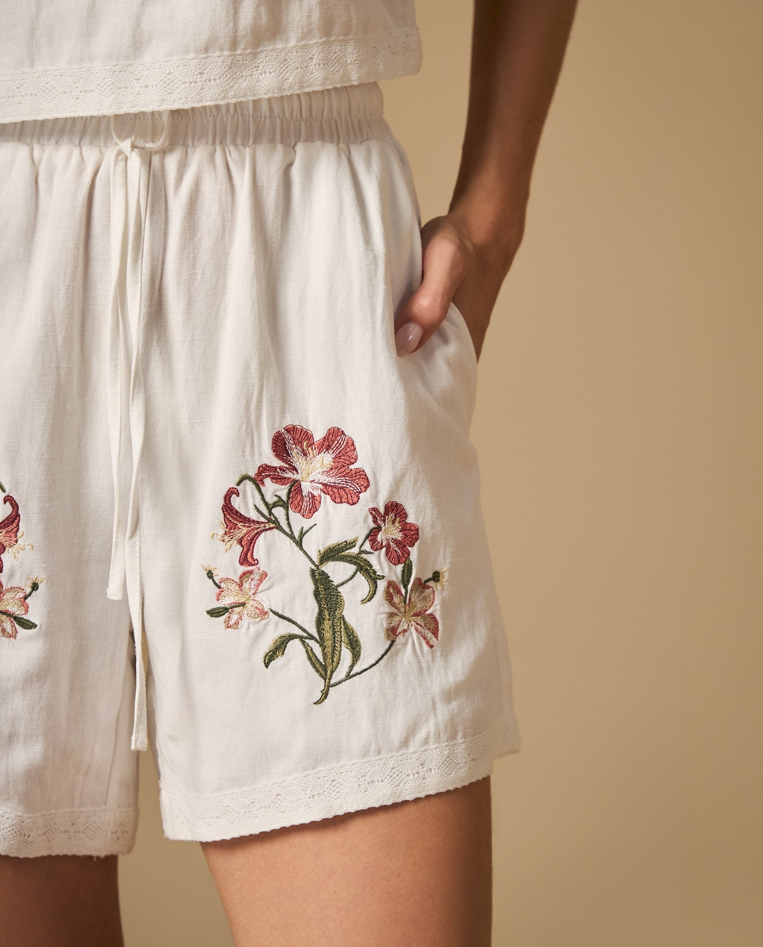 Short bordado con detalle en ruedo y cintura ajustable - Crudo