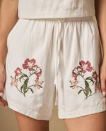 Short bordado con detalle en ruedo y cintura ajustable - Crudo