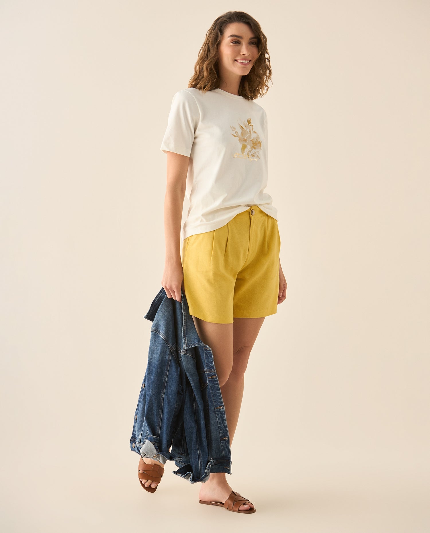 Bermuda con bolsillos en ribete en posterior para mujer - Amarillo