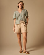 Bermuda Beige con Cinturón Dorado - Beige