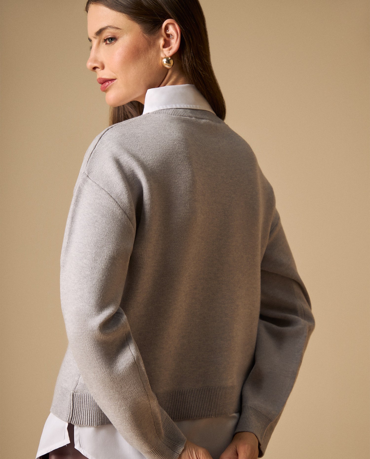 Chaleco tejido con letras en relieve cuello cruzado - Gris