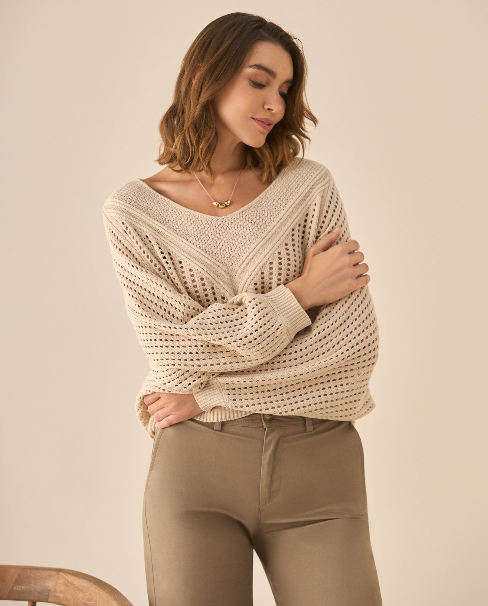 Buzo escote en V con tejido abierto para mujer  - Beige 34_662G220_BEI151216_4