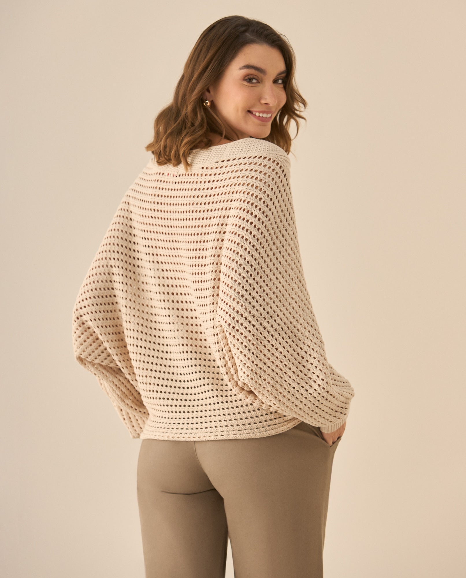Buzo escote en V con tejido abierto para mujer  - Beige 34_662G220_BEI151216_5