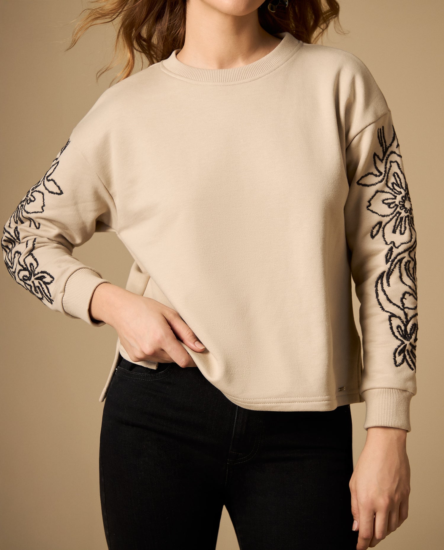 Suéter tejido con bordado floral en mangas - Bronce