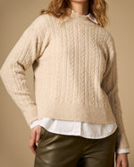 Chaleco tejido con diseño de trenzas y detalles brillantes - Beige