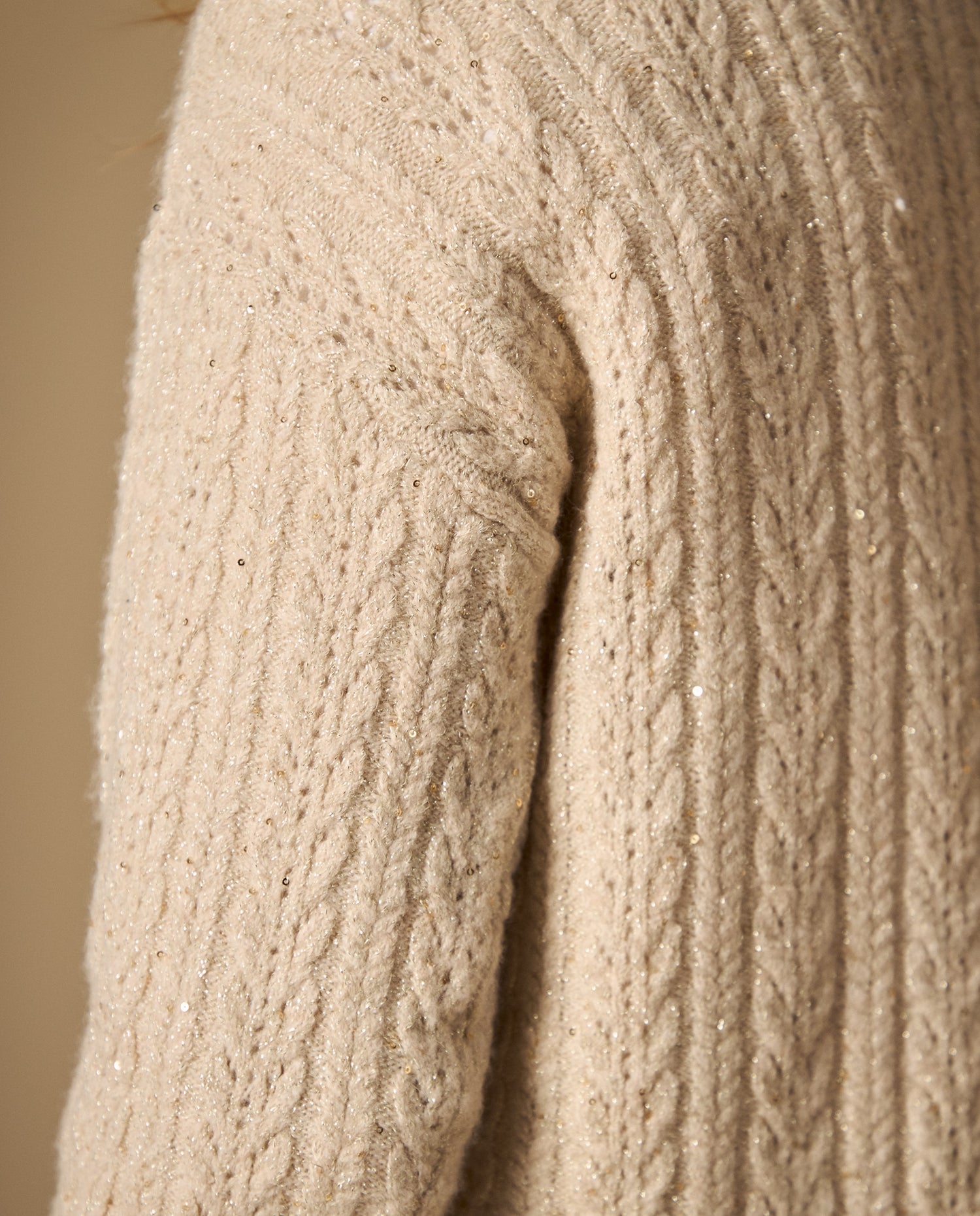 Chaleco tejido con diseño de trenzas y detalles brillantes - Beige