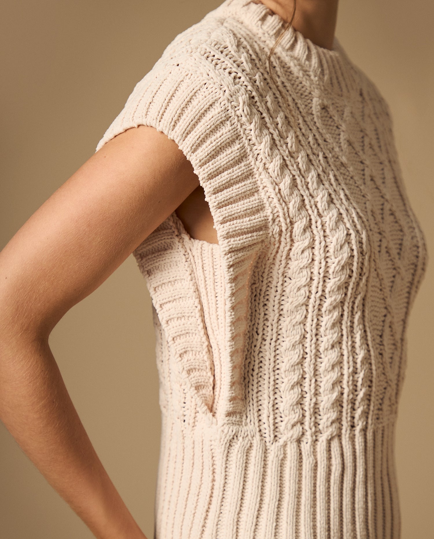 Chaleco tejido con diseño de trenzas y rombos cuello redondo - Beige