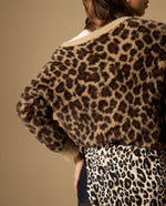 Suéter tejido cuello redondo con diseño animal print y textura afelpada - Café