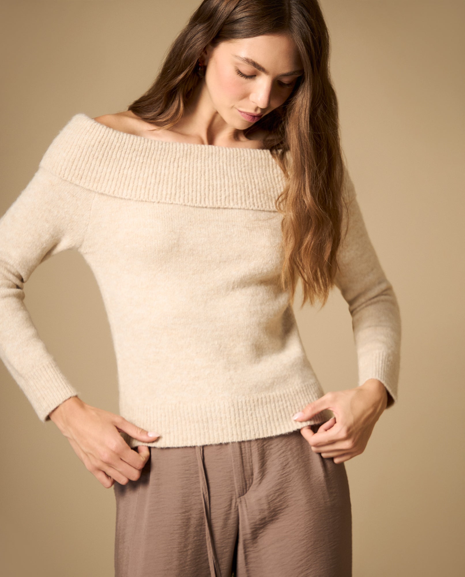 Suéter tejido con hombro caído y cuello envolvente - Beige 34_662H214_BEI161110_3