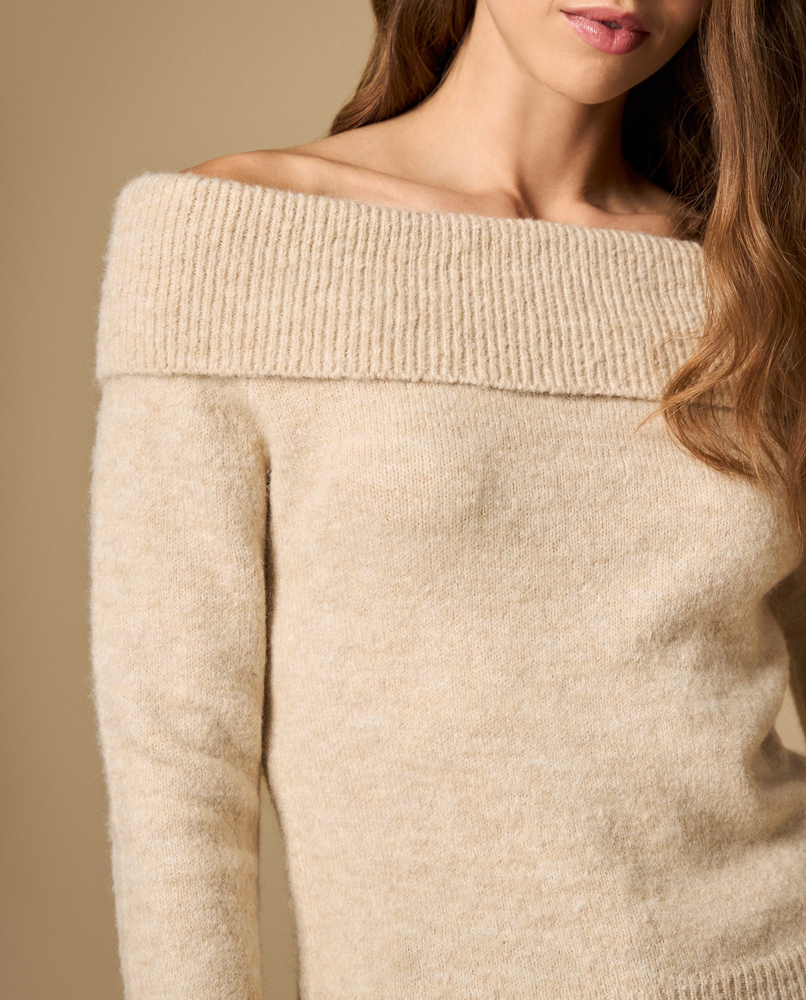 Suéter tejido con hombro caído y cuello envolvente - Beige 34_662H214_BEI161110_4