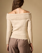 Suéter tejido con hombro caído y cuello envolvente - Beige