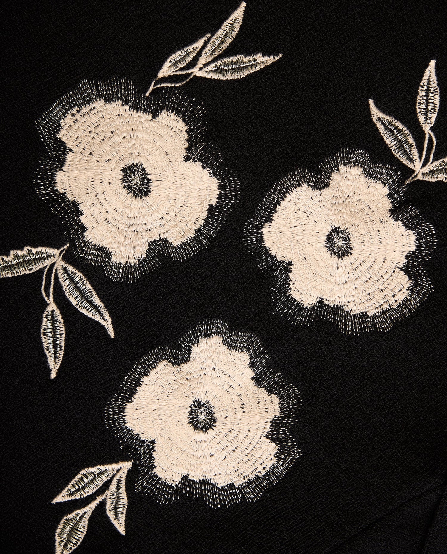 Suéter con bordado floral - Negro