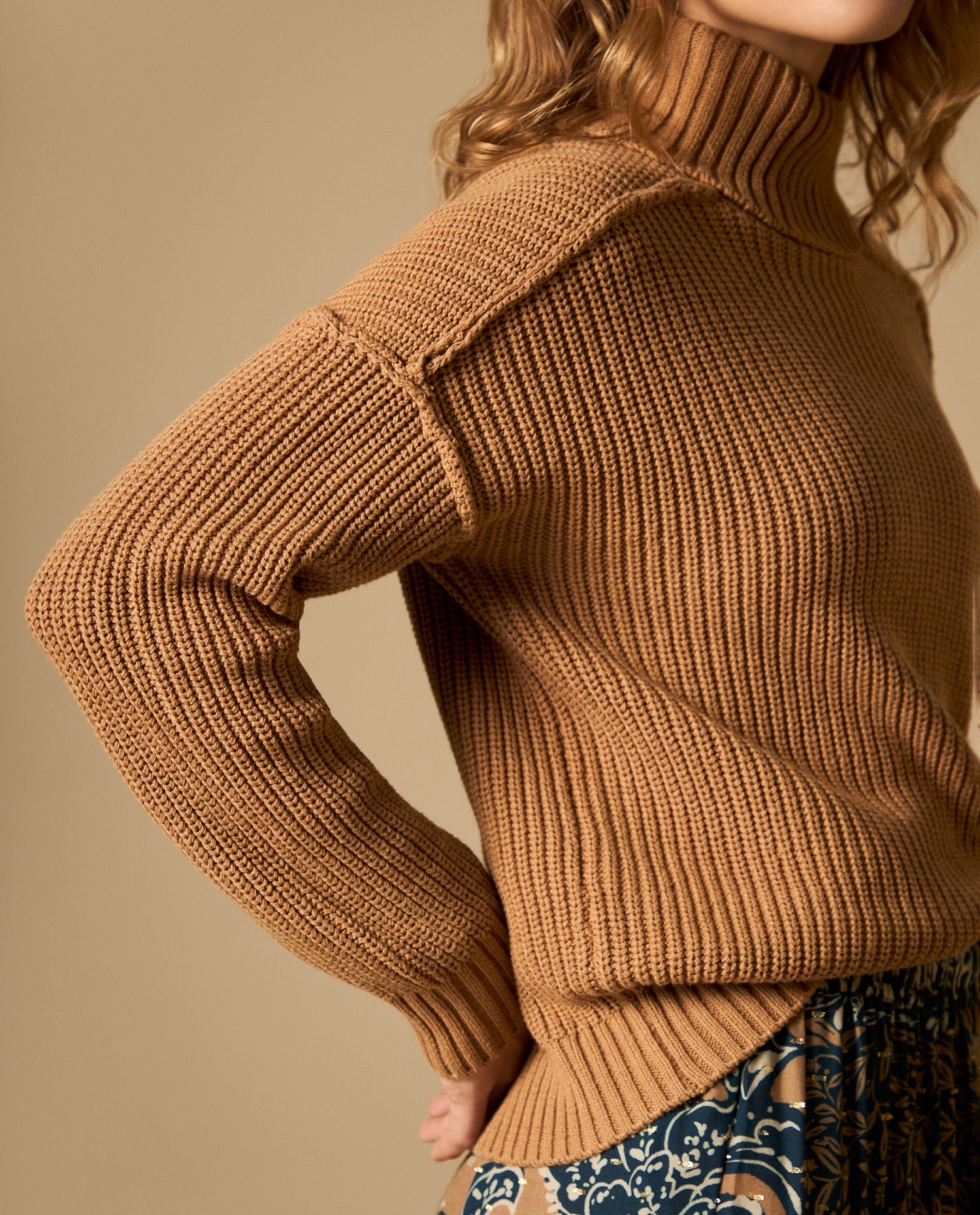 Suéter tejido cuello tortuga tipo chaleco - Beige