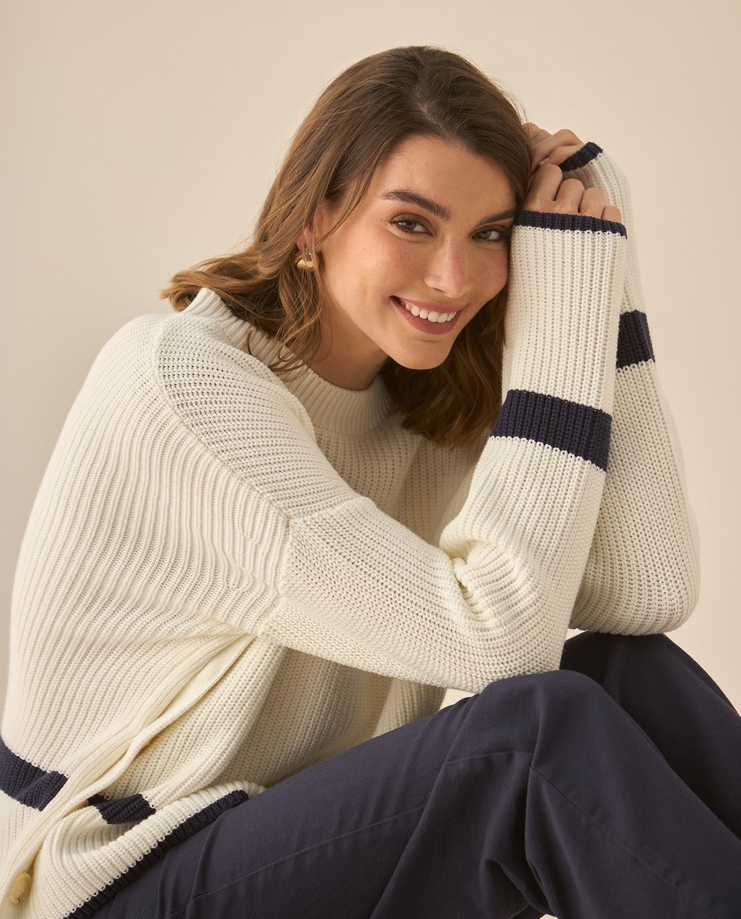Buzo con rayas y ajuste de botones para mujer  - Crudo