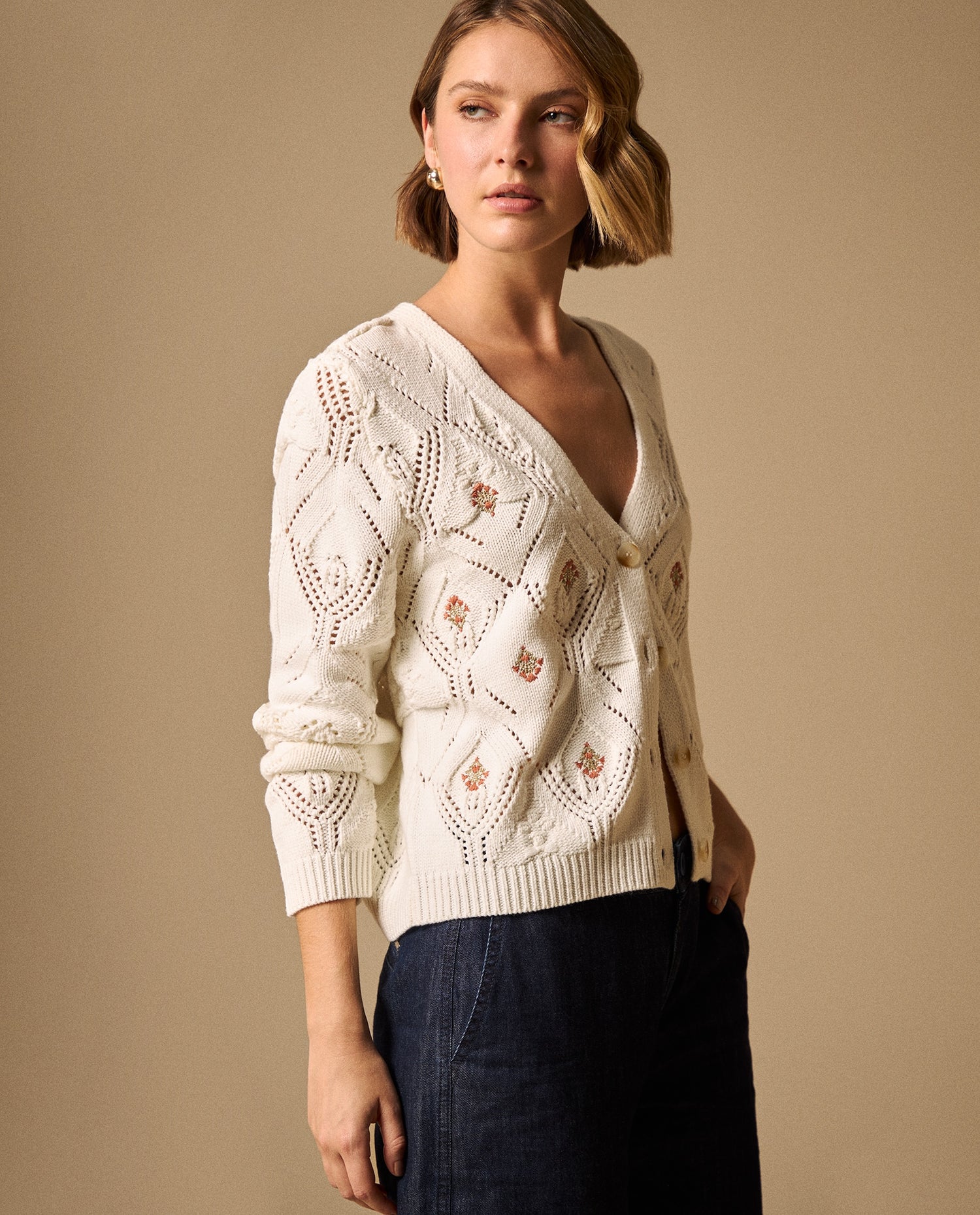 Cardigan Tejido Calado con Bordados Florales - Crudo