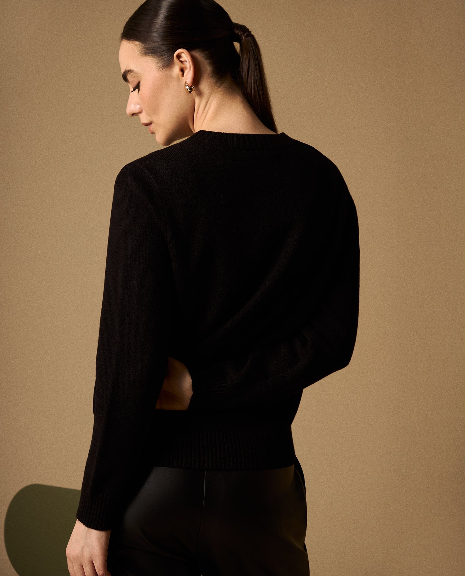 Suéter Negro con Bordados de Lentejuelas - Negro
