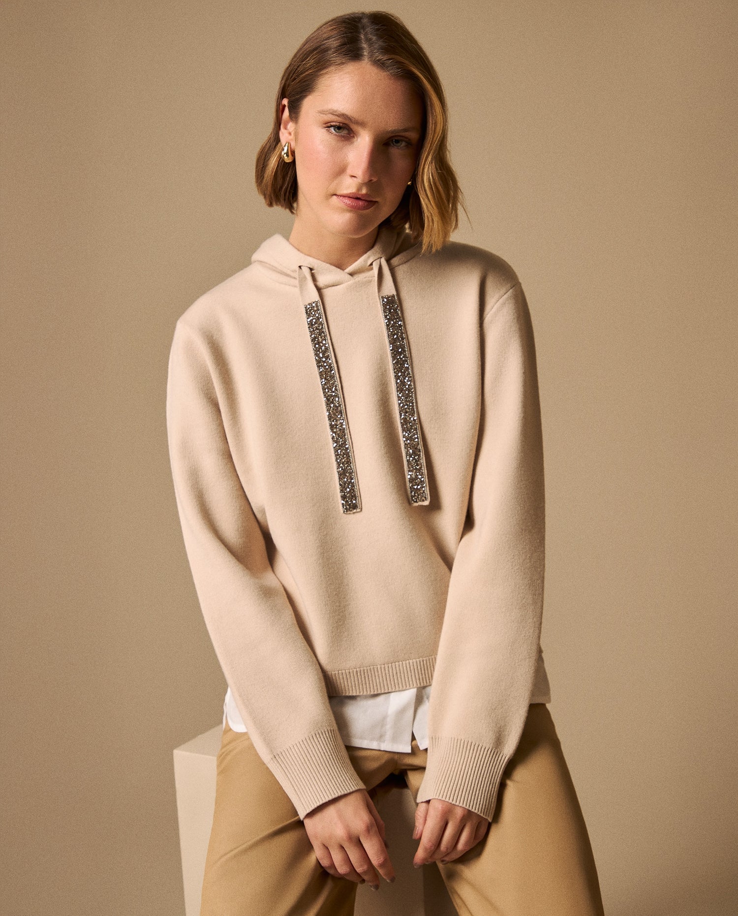 Suéter Beige con Cordones Brillantes y Capucha - Beige