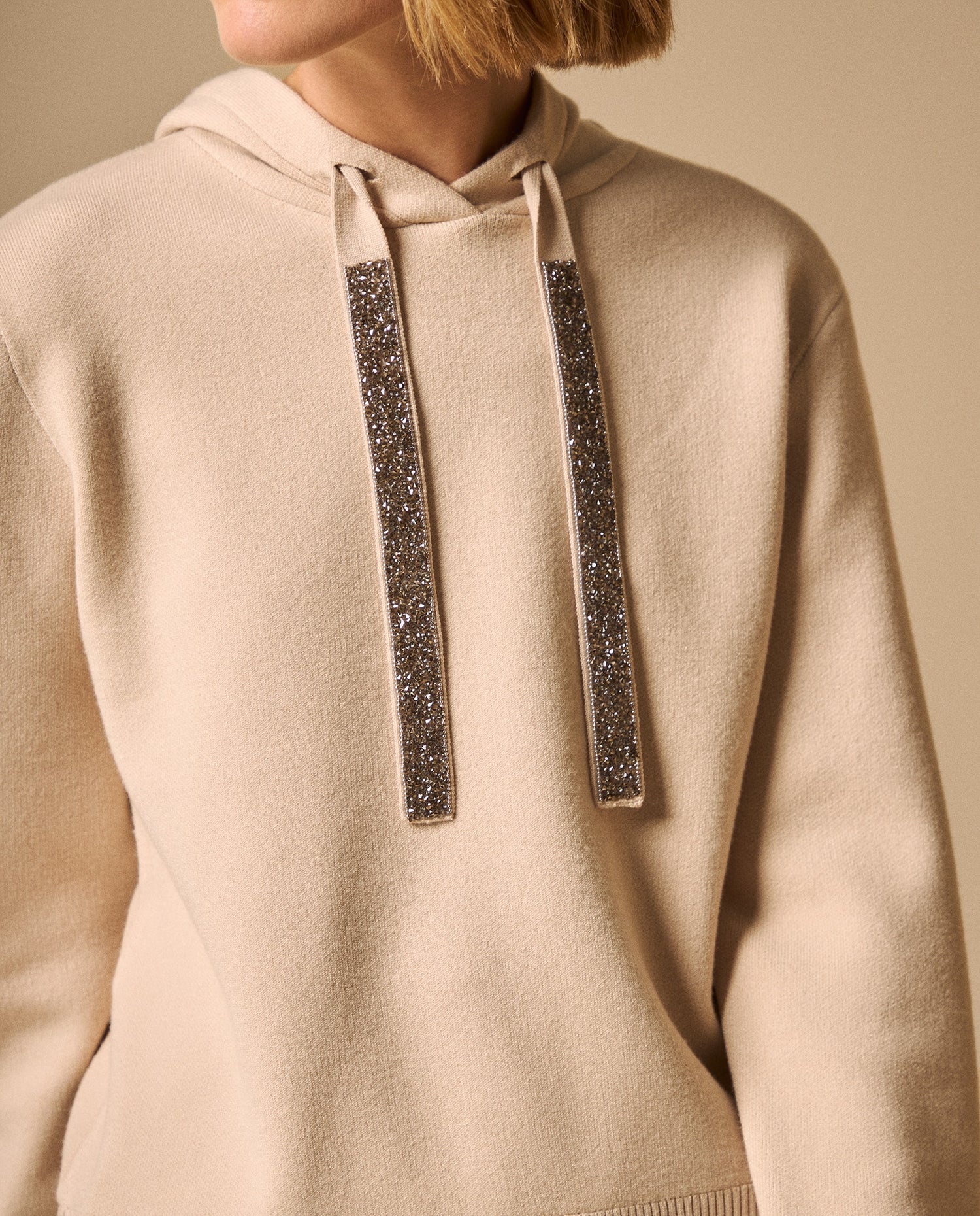 Suéter Beige con Cordones Brillantes y Capucha - Beige