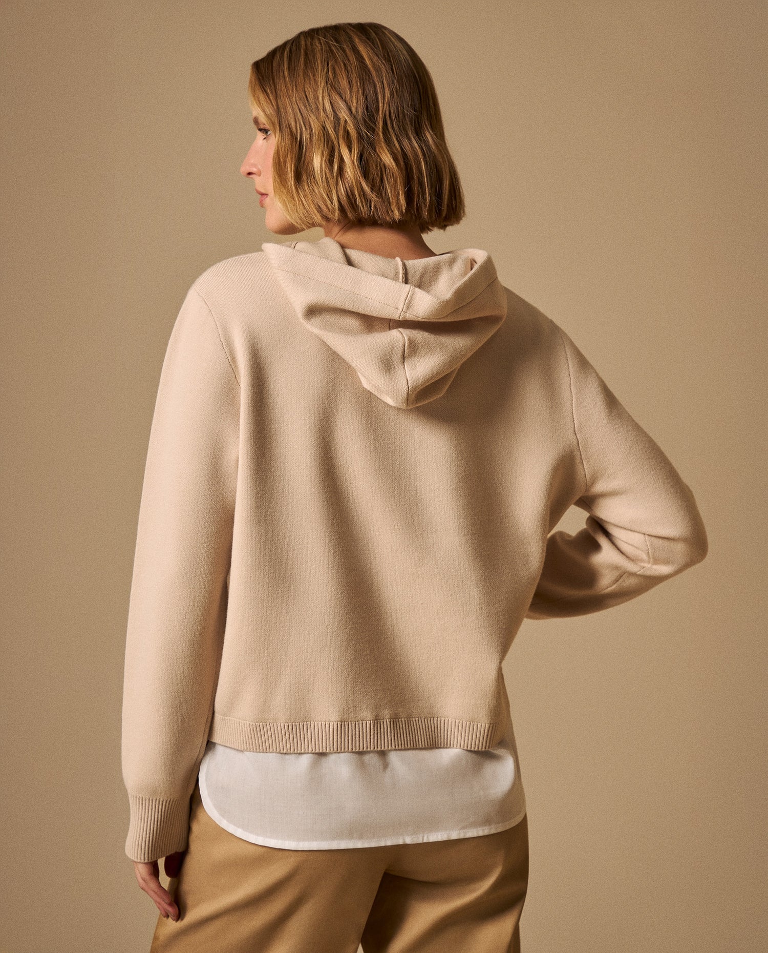 Suéter Beige con Cordones Brillantes y Capucha - Beige