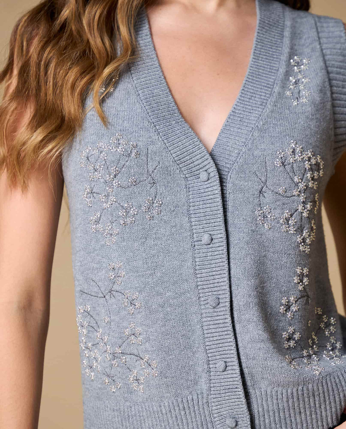 Chaleco tejido cuello V bordado - Gris 34_669H291_GRI171112_4