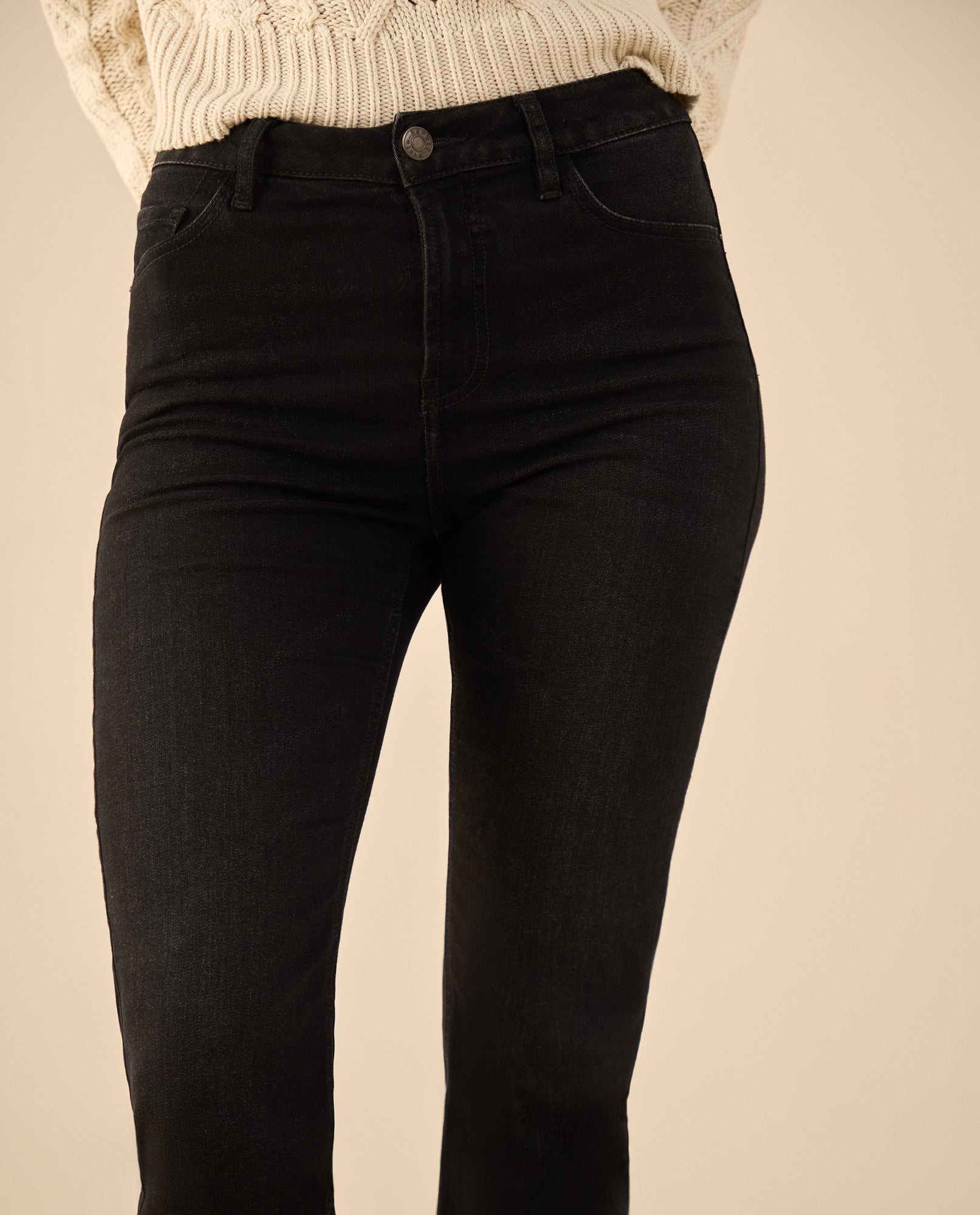 Jean Straight en black denim para mujer - Negro 34_671G014_NEG193909_6