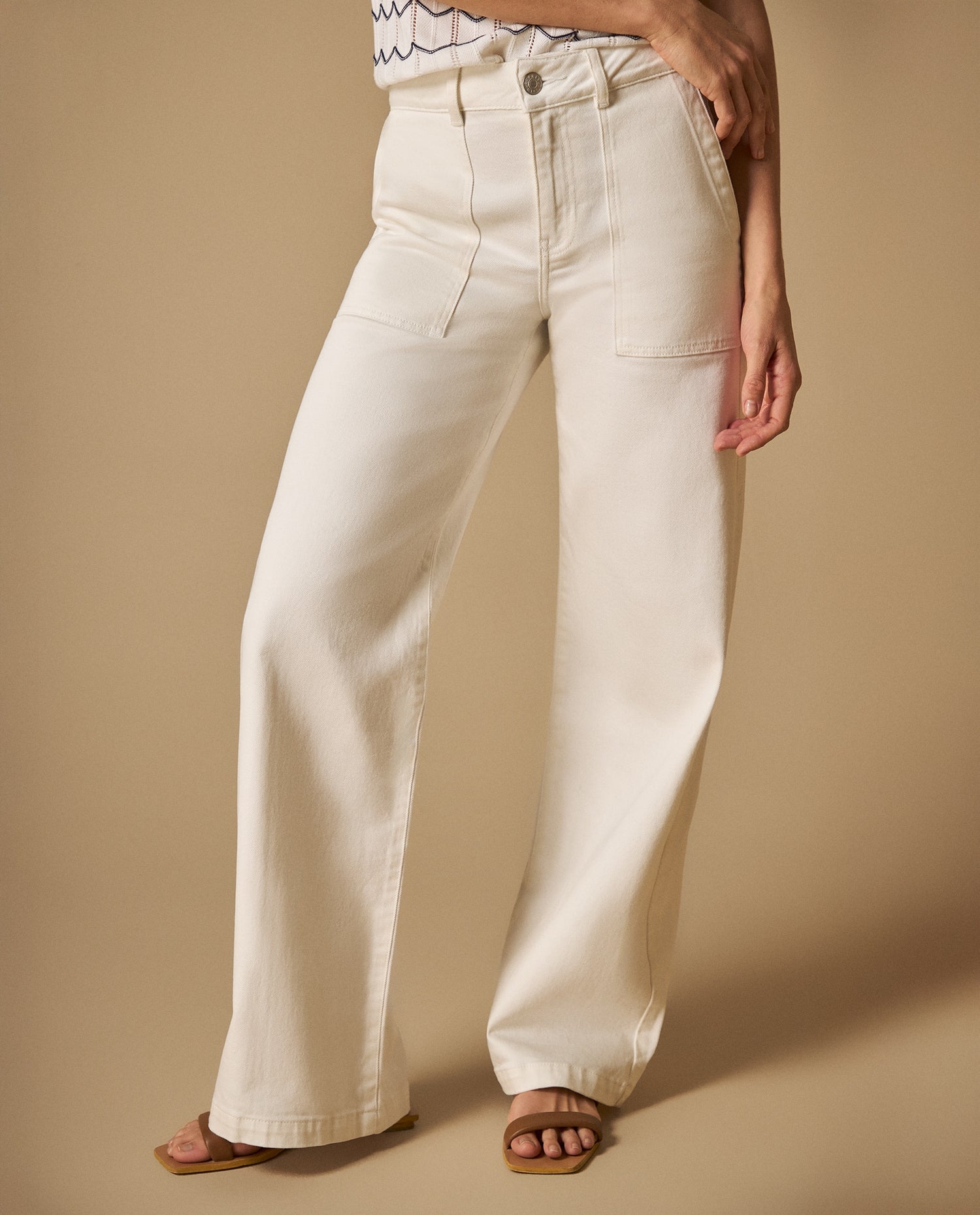 Jean wide leg tiro medio con bolsillos parche - Blanco