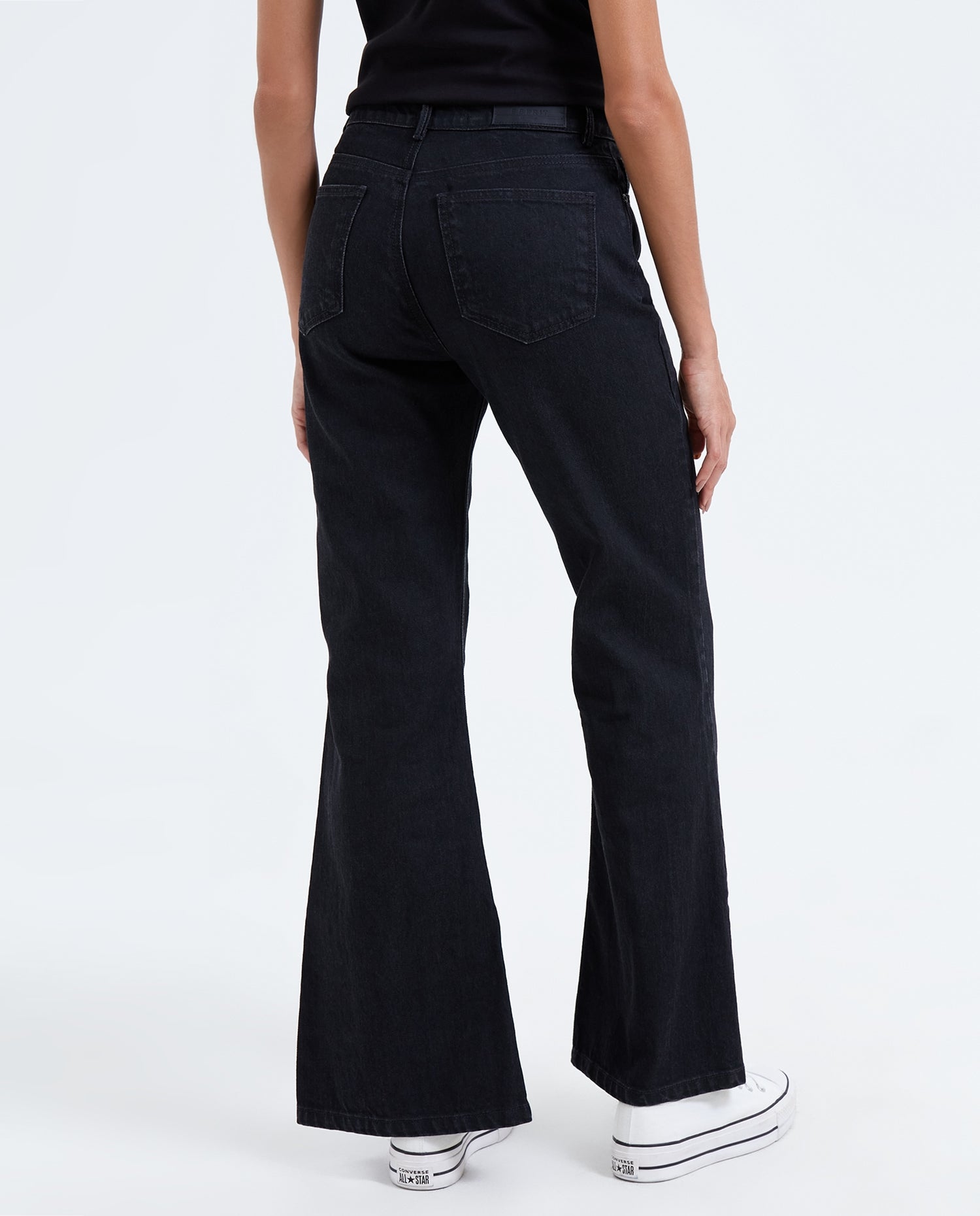 Jean Flare oscuro para mujer - Negro