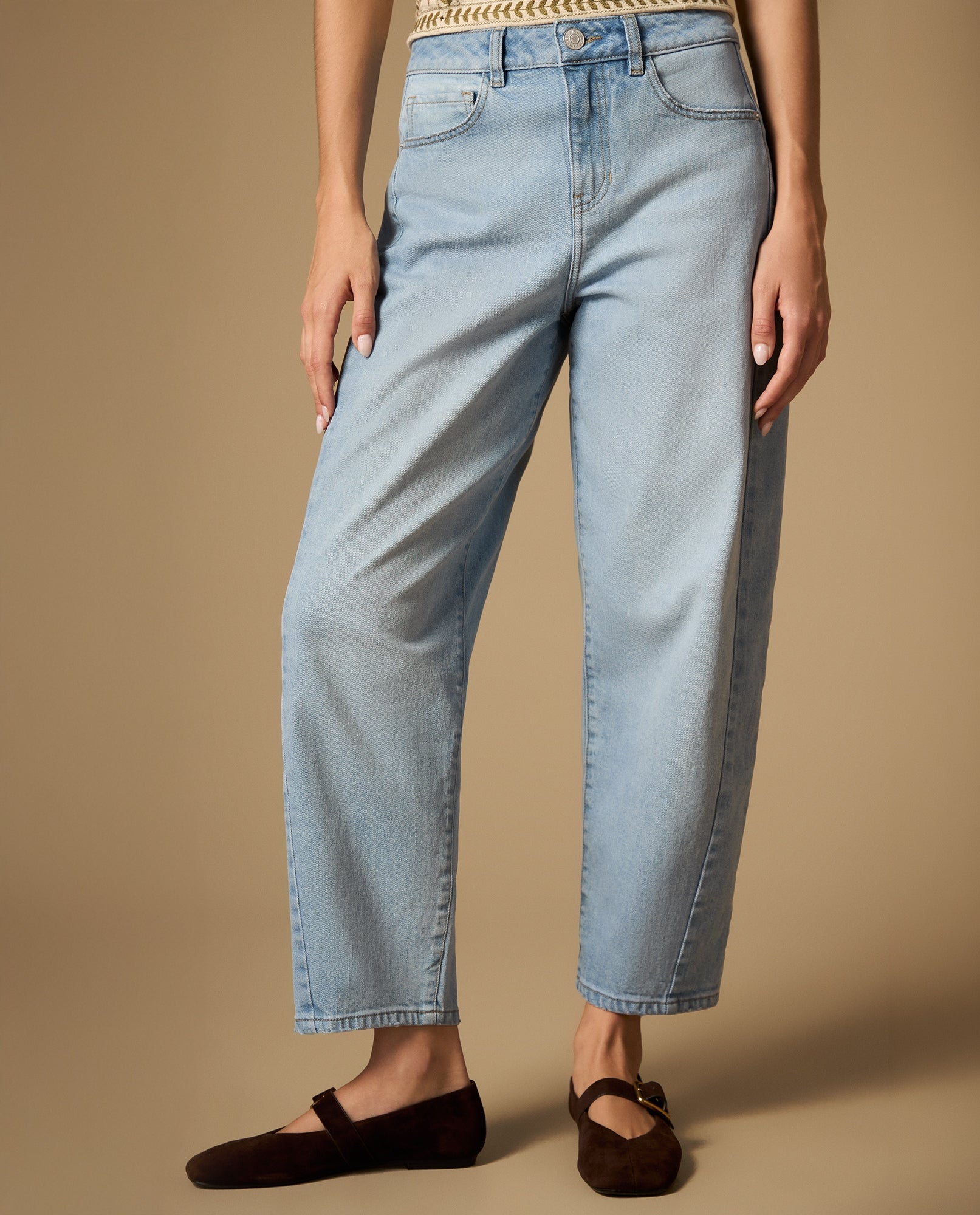 Jean barrel tiro medio silueta curva - Azul 34_672H003_AZU134110_3