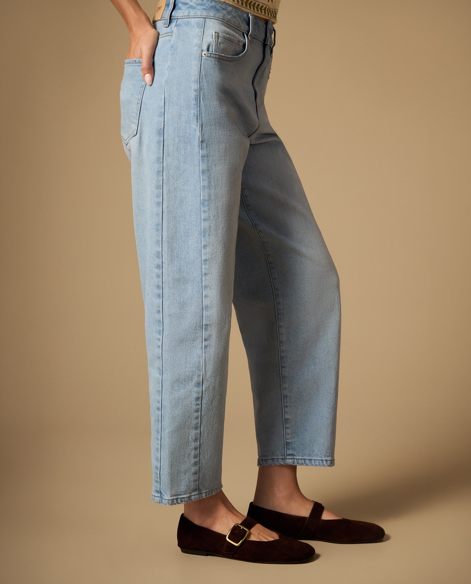 Jean barrel tiro medio silueta curva - Azul 34_672H003_AZU134110_4