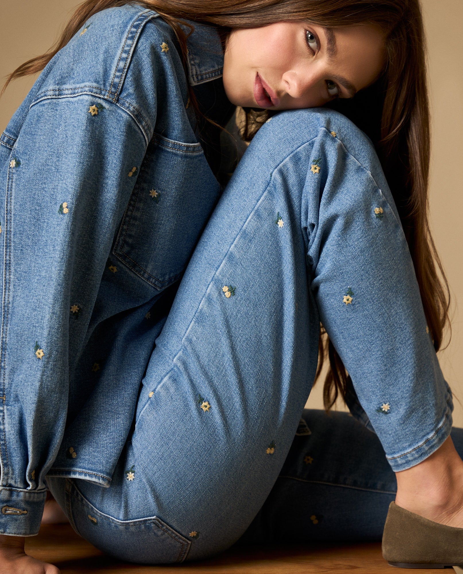 Jean straight leg bordado con detalle floral - Azul 34_672H031_AZU134110_0