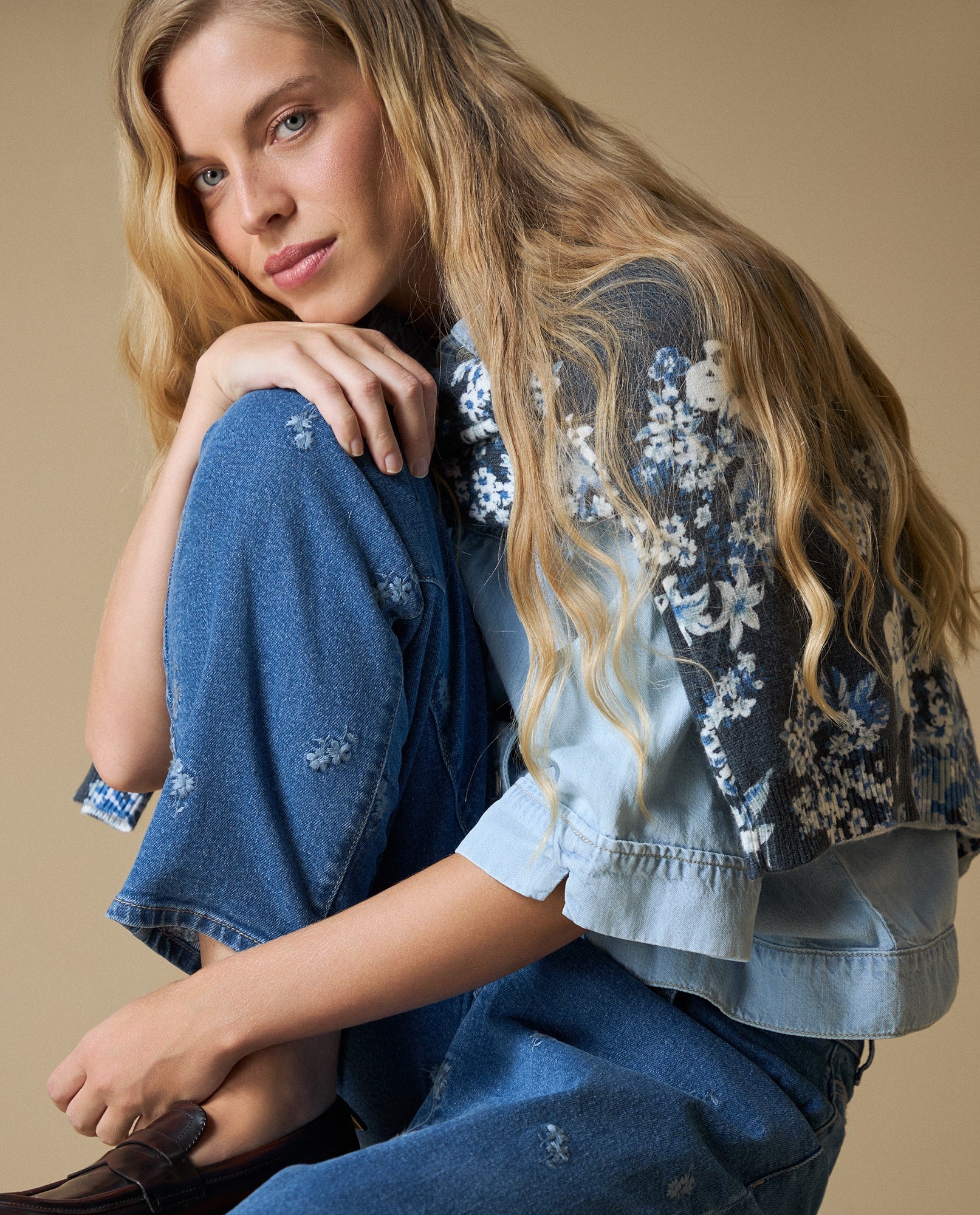 Jean con detalles bordados de flores - Azul 34_673H007_AZU174027_3