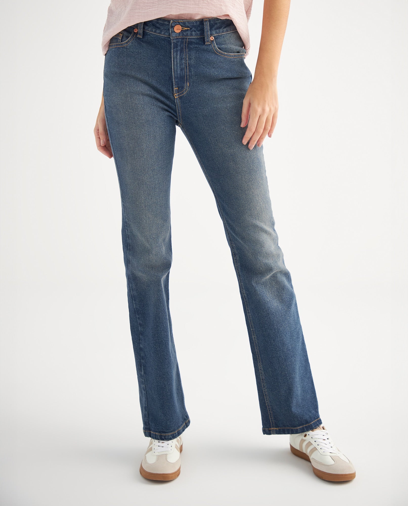 Jean Bootcut tono oscuro para mujer - Azul 34_679F003_AZU193933_3