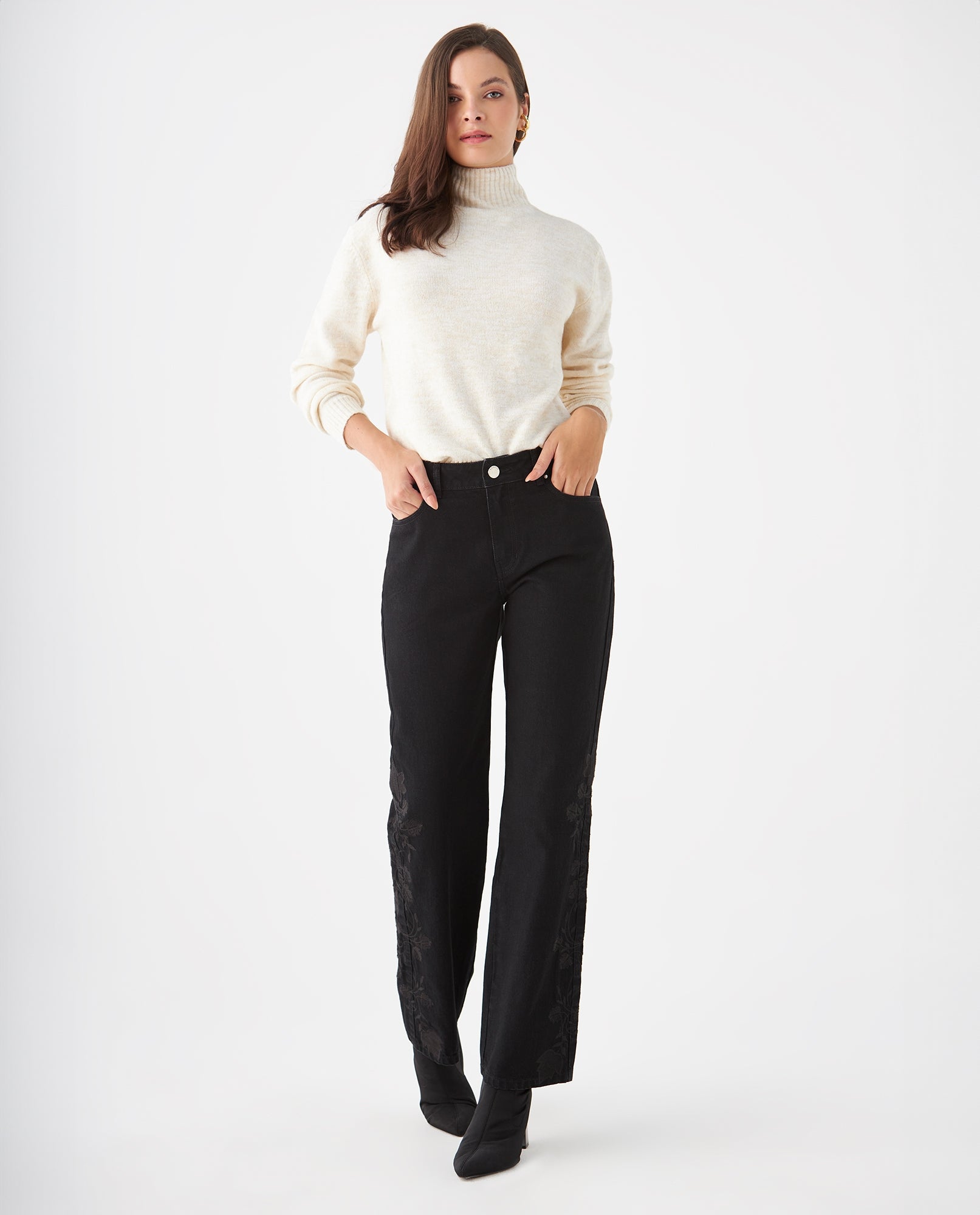 Jean Relaxed black denim para mujer - Negro 34_679F029_NEG193909_0