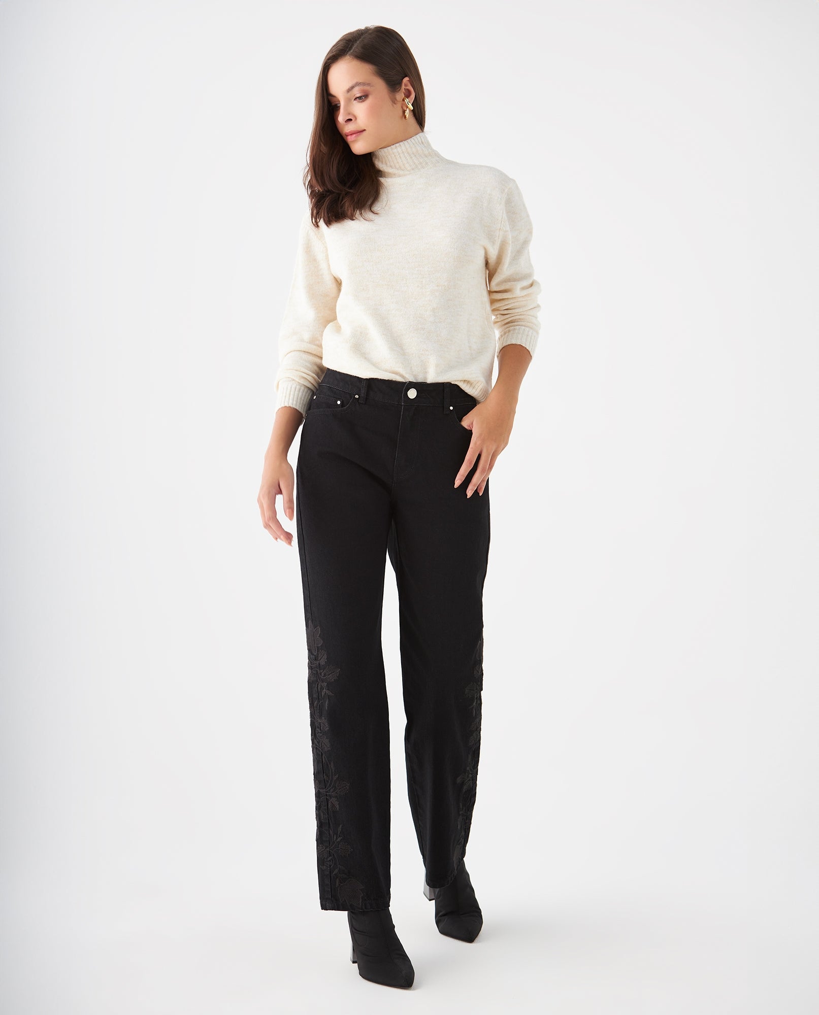 Jean Relaxed black denim para mujer - Negro 34_679F029_NEG193909_6