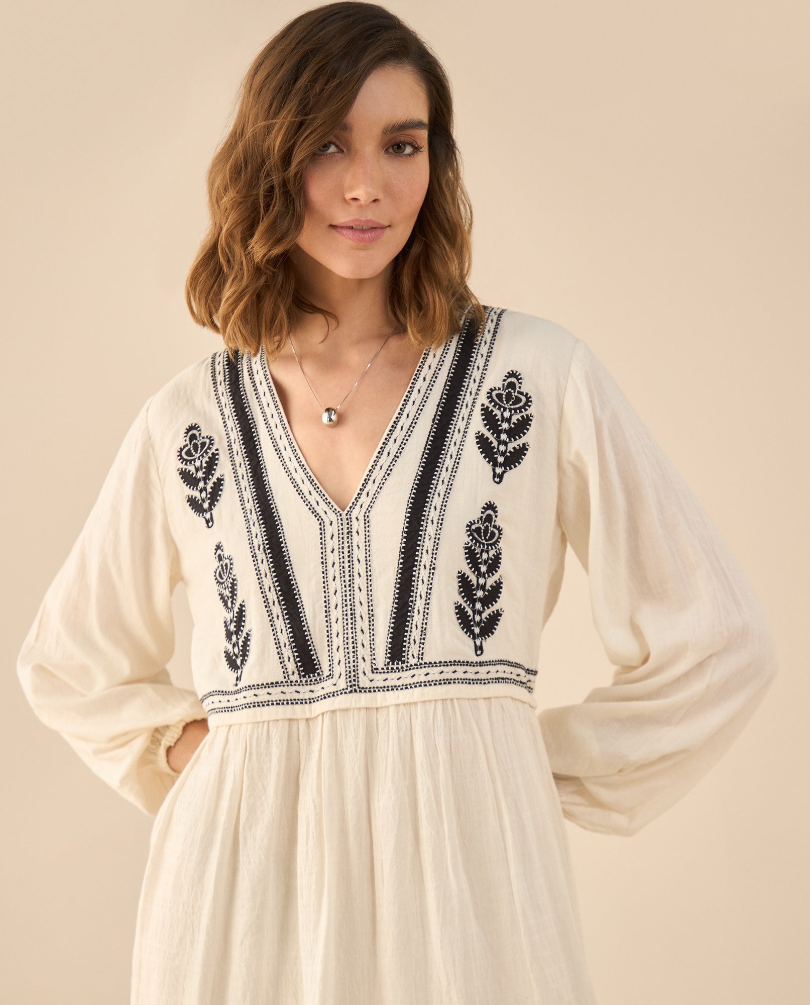 Vestido corto con escote en V para mujer - Crudo 34_691G200_CRU110110_0