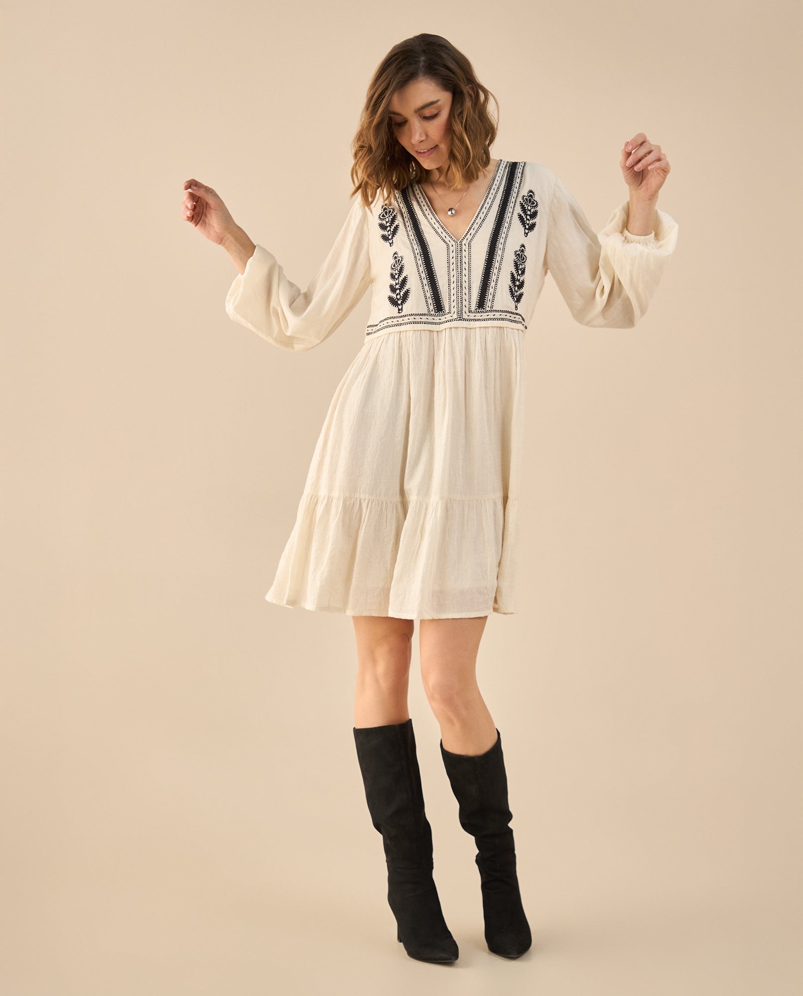 Vestido corto con escote en V para mujer - Crudo 34_691G200_CRU110110_3