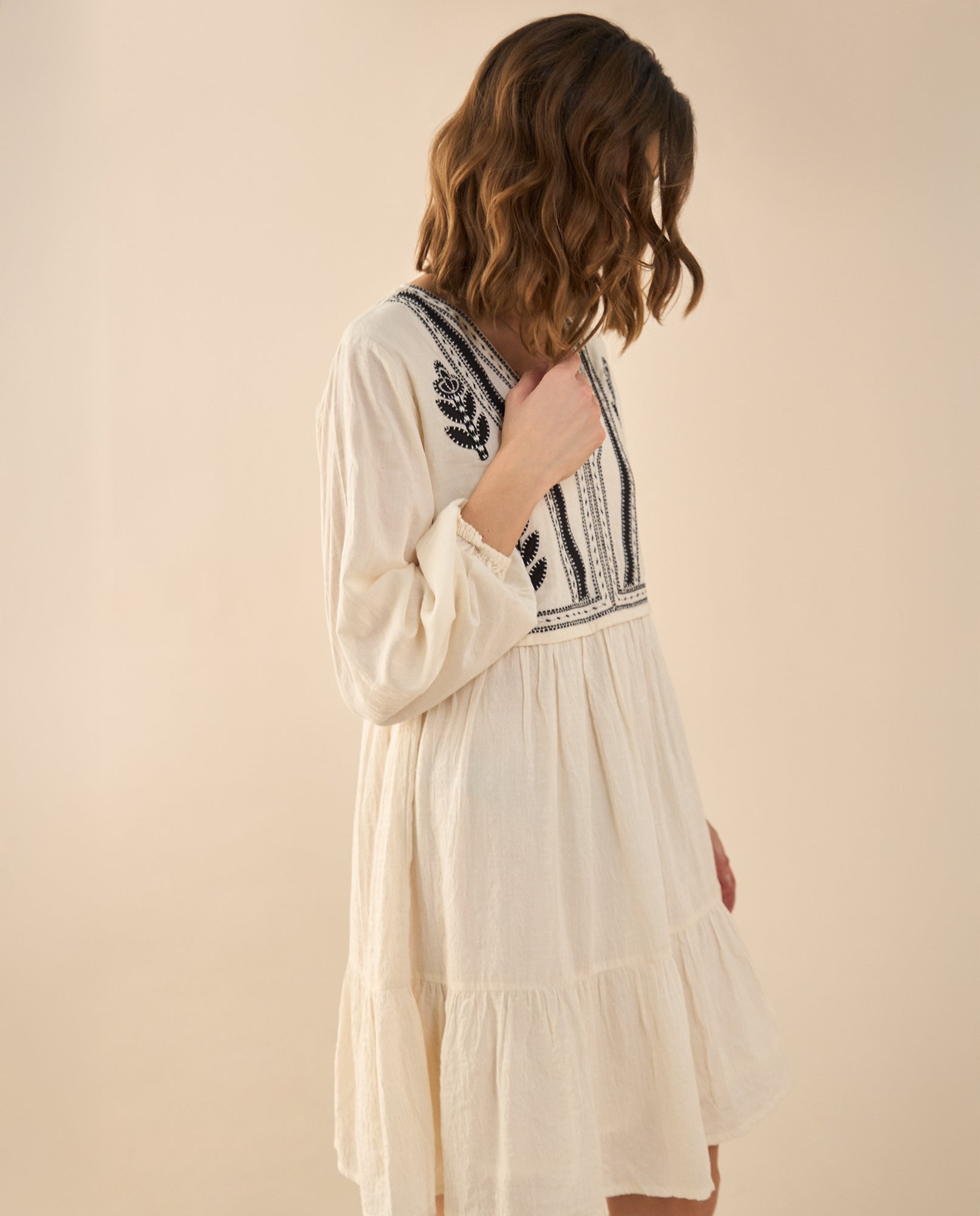 Vestido corto con escote en V para mujer - Crudo 34_691G200_CRU110110_5