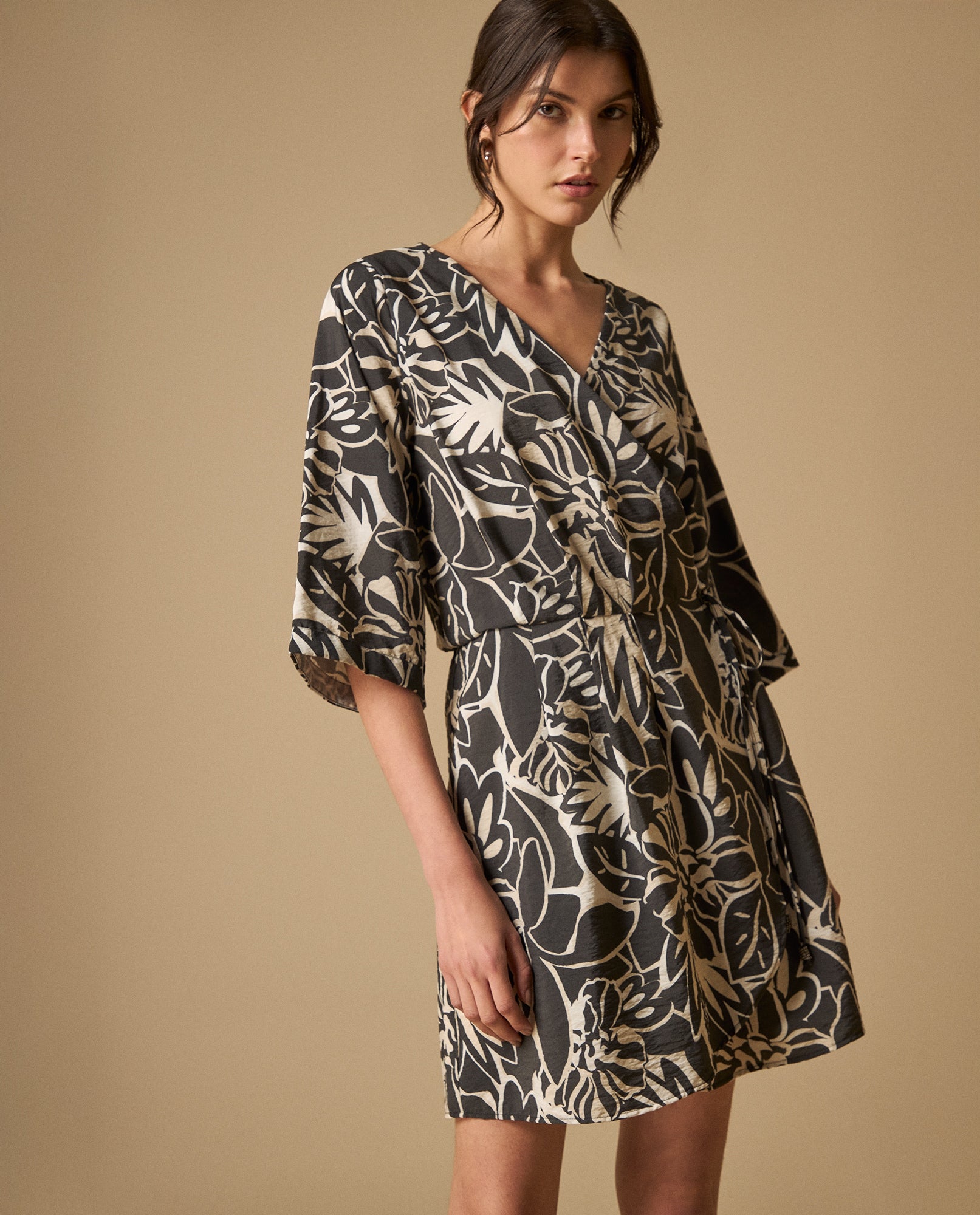 Vestido corto de tejido fluido con manga larga - Negro 34_691H002_NEG190303_3