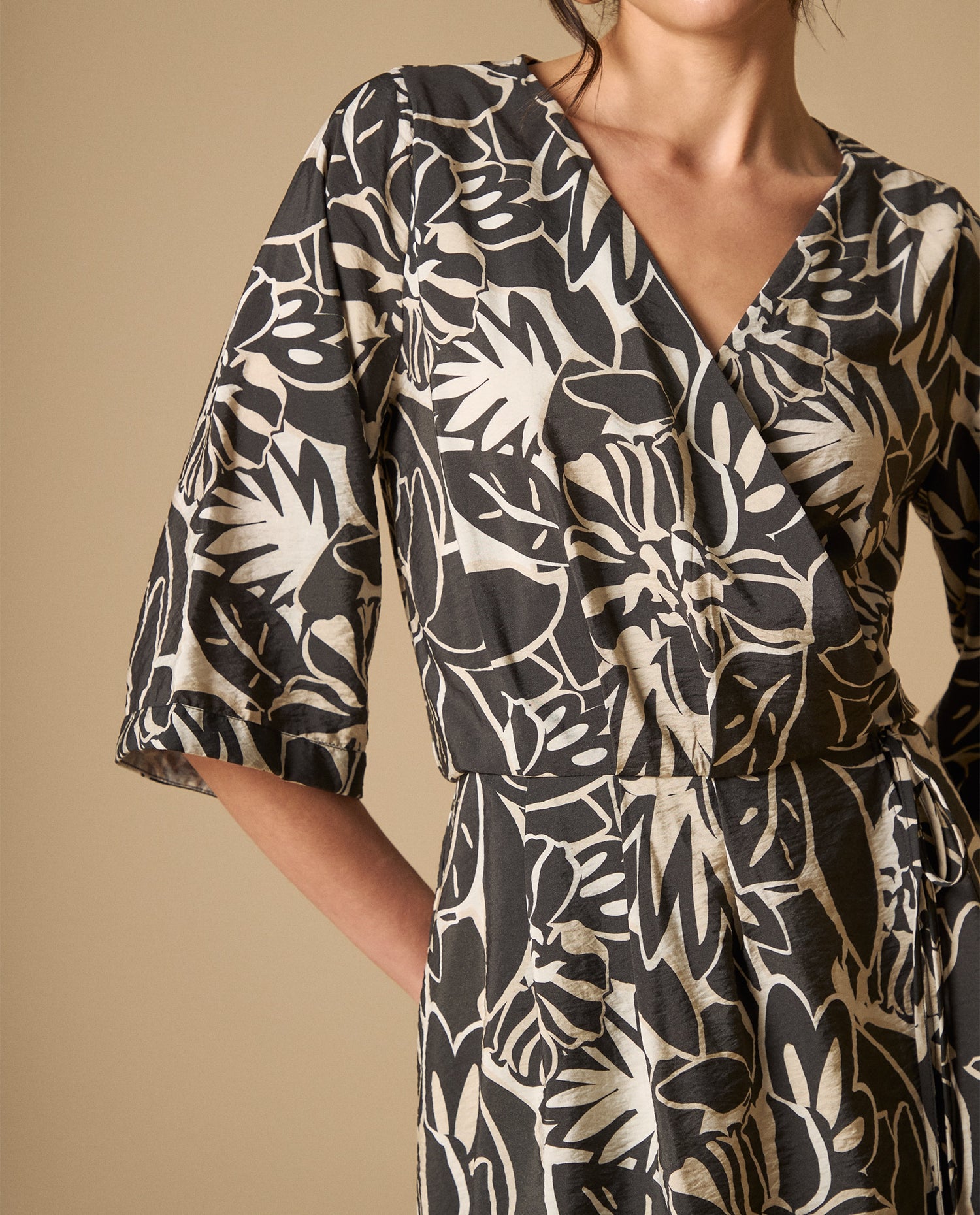 Vestido corto de tejido fluido con manga larga - Negro