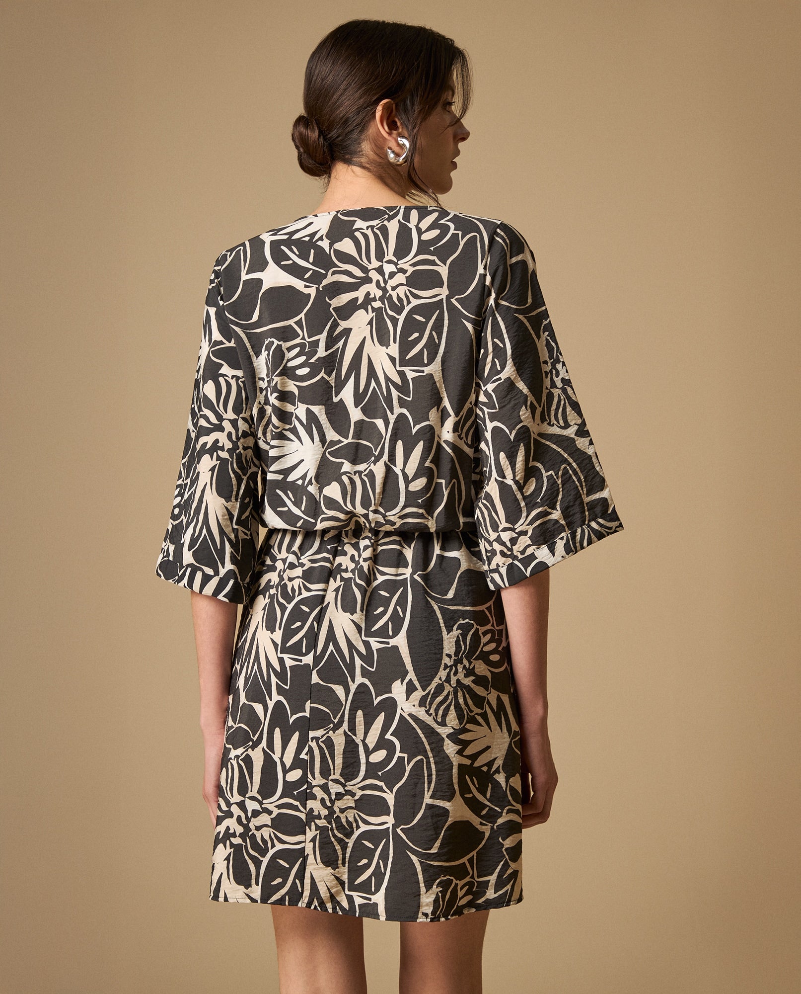 Vestido corto de tejido fluido con manga larga - Negro 34_691H002_NEG190303_6